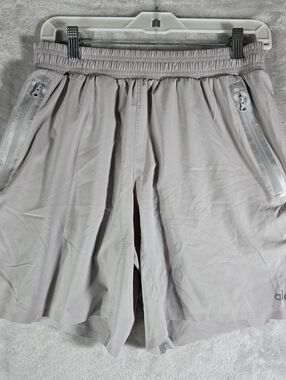 Alo Yoga Lined Athletic Shorts Mens Size Medium Light Gray Zip Pockets 8” Inseam